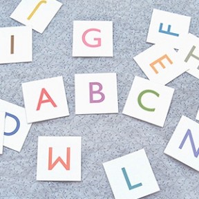 Cartes d'alphabet. Sur le blog y'a plusieurs options (en noir, en minuscules...). Toujours sur www.mrprintables.com